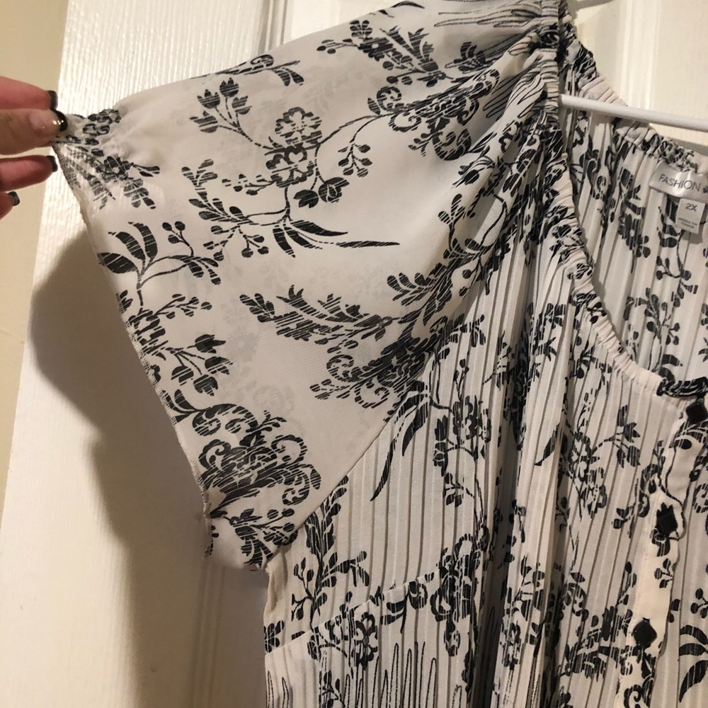 Fashion Bug - Black & White Crinkle Top - Size 2X - Picture 2 of 8